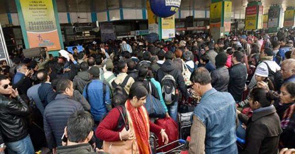 एयर इंडिया का सर्वर डाउन होने से भारत समेत दुनिया भर में एयरलाइंस की उड़ानें प्रभावित हैं। लोग जहां-तहां एयरपोर्ट पर फंसे हुए हैं...