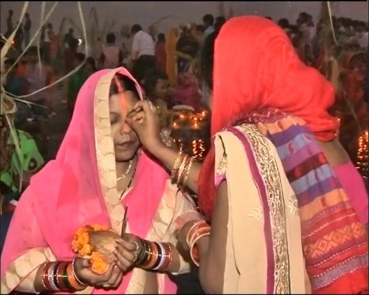 उगते हुए सूर्य देवता को अर्घ्य दे रहे हैं छठ व्रती, अर्घ्य के साथ ही छठ पूजा संपन्न, यूपी, बिहार, समेत देश के कई हिस्सों में घाटों पर रौनक