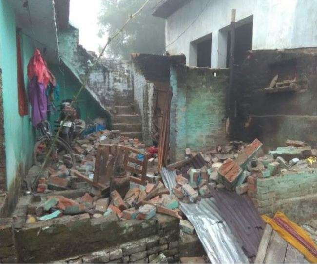 सिद्धार्थनगर में लड़की भगाने वाले के परिजनों का घर गिराया फिर की पिटाई