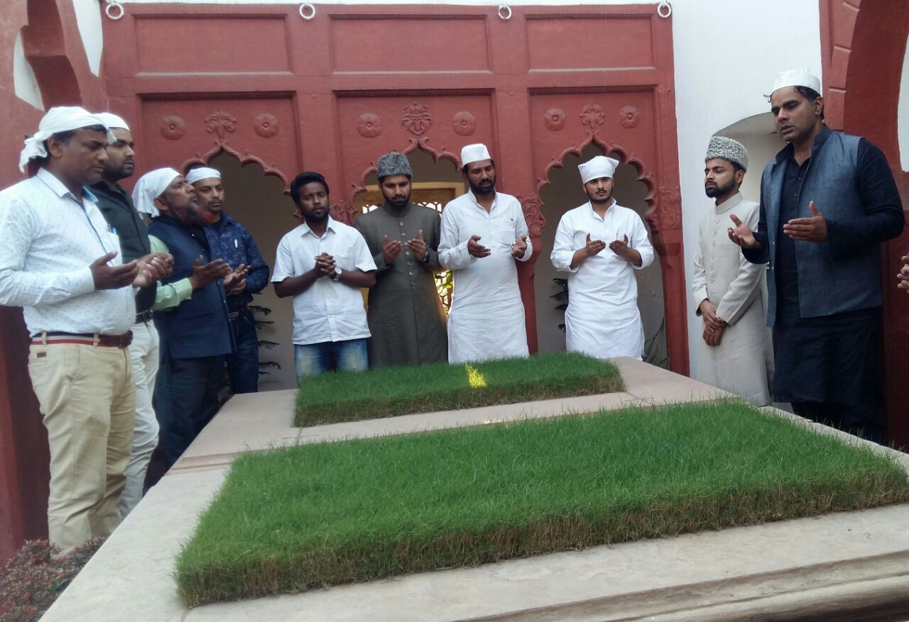 सर सैयद अहमद खान की कब्र पर अब्दुल्लाह आज़म खान और मोहम्मद फहीम ने दुआएं मांगी