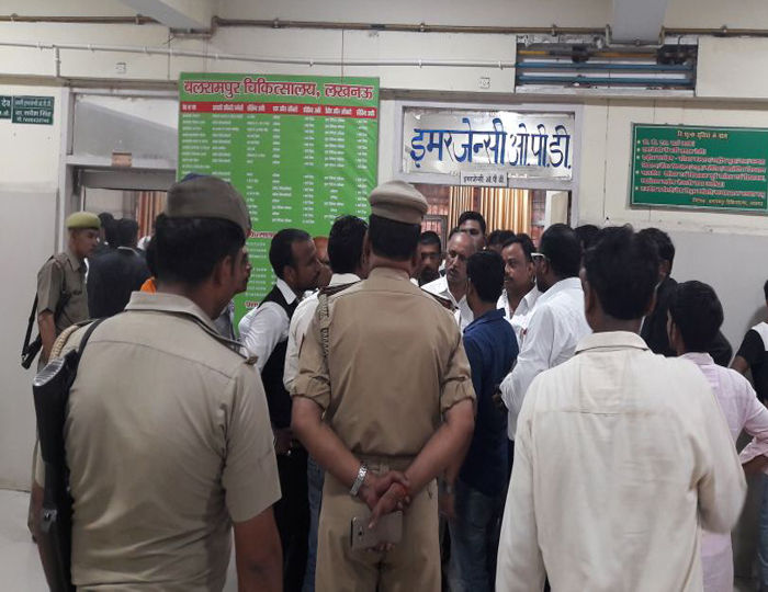 सीजेएम कोर्ट में चौथी मंजिल से लिफ्ट गिरी, सात घायल, बलरामपुर अस्पताल की इमरजेंसी में वकीलों का कब्जा सीजेएम कोर्ट में चौथी मंजिल से लिफ्ट गिरी, सात घायल, बलरामपुर अस्पताल की इमरजेंसी में वकीलों का कब्जा