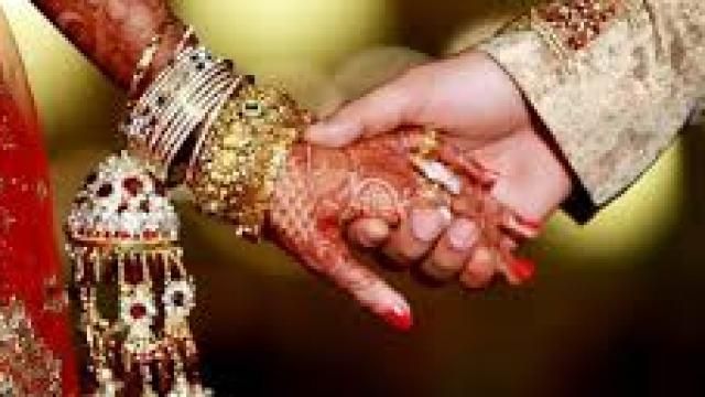 दारू पीकर नागिन डांस कर रहा था दूल्हा, भड़क गई दुल्हन दारू पीकर नागिन डांस कर रहा था दूल्हा, भड़क गई दुल्हन