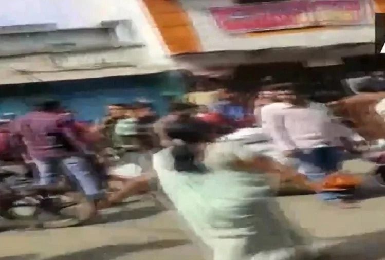 बंद कराने आए थे दुकान, महिला ने लाल मिर्च झोंककर खदेड़ा