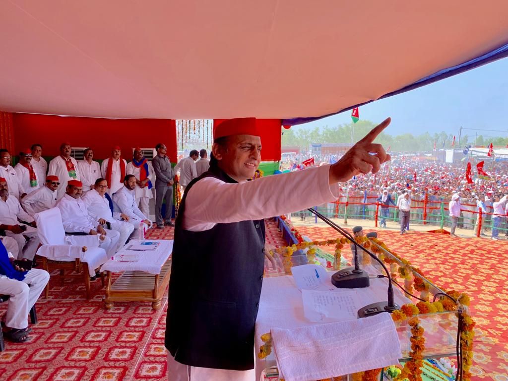 सरकार बनी तो खोजवाएंगे चिलम : अखिलेश यादव सरकार बनी तो खोजवाएंगे चिलम : अखिलेश यादव