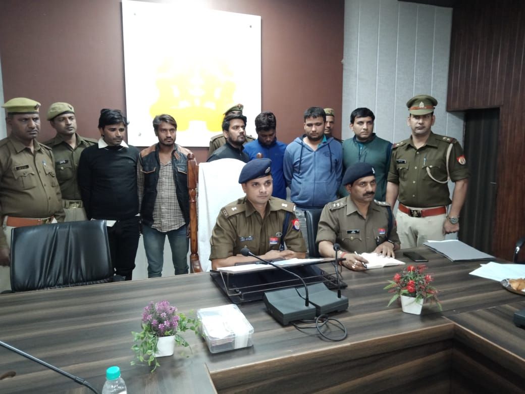 स्वच्छ भारत मिशन में फर्जीवाडा 6 गिरफ्तार, 2,50000 रुपये बरामद स्वच्छ भारत मिशन में फर्जीवाडा 6 गिरफ्तार, 2,50000 रुपये बरामद