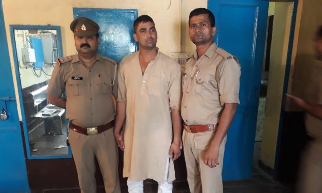 आचार्य बालकृष्ण की फर्जी फेसबुक आई डी बनाकर उनके अनुयायियों से अशोभनीय चैटिंग करने वाले अभियुक्त- मौहम्मद जिशान को नोयडा पुलिस ने गिरफ्तार किया , कब्जे से मोबाइल फोन व दो सिम बरामद।