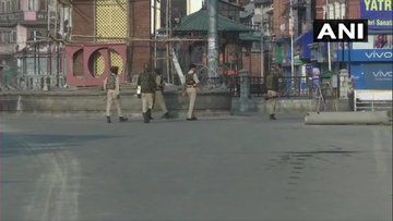 जम्मू और कश्मीर: 5 अगस्त की मध्यरात्रि से धारा 144 सीआरपीसी लागू करने के मद्देनजर श्रीनगर में सुरक्षा कड़ी कर दी गई।