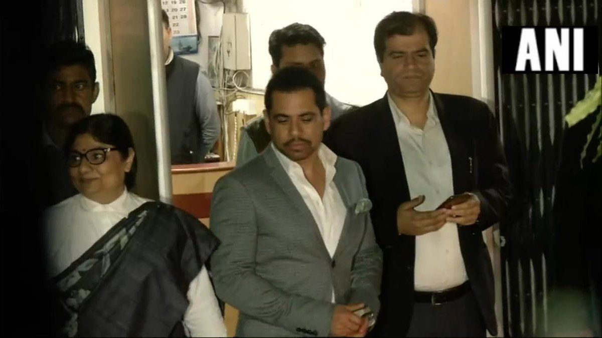 दिल्लीः ईडी के ऑफिस से निकले रॉबर्ट वाड्रा। मनी लॉन्ड्रिंग मामले में पूछताछ के लिए पांचवीं बार पेश हुए थे।