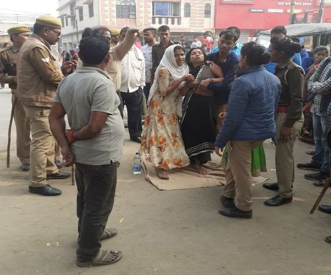 पति की शिकायत करने गई महिला को पुलिस ने थाने में पीटा, कोतवाली में हंगामा पति की शिकायत करने गई महिला को पुलिस ने थाने में पीटा, कोतवाली में हंगामा