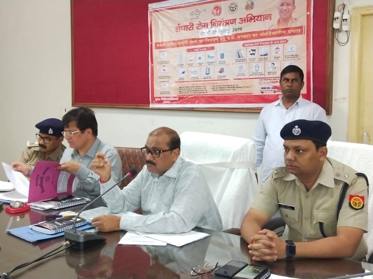 संभल :कलेक्ट्रेट सभागारमें जिलाधिकारी व पुलिस अधीक्षक सम्भल द्वारा जनपद सम्भल में चलाए जा रहे बाल विकास एवं पुष्टाहार पोषण अभियान की समीक्षा बैठक की गई । बैठक में आवश्यक दिशा निर्देश दिए गए