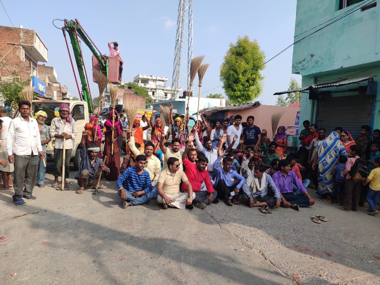 प्रतापगढ़- अधिशासी अधिकारी नगर पंचायत को सांसद के गुर्गे अनूप कुमार गुप्ता द्वारा जान से मारने की धमकी व अपशब्द कहे जाने के विरोधी में कर्मचारियों का प्रतापगढ़ - लखनऊ मार्ग पर धरना प्रदर्शन