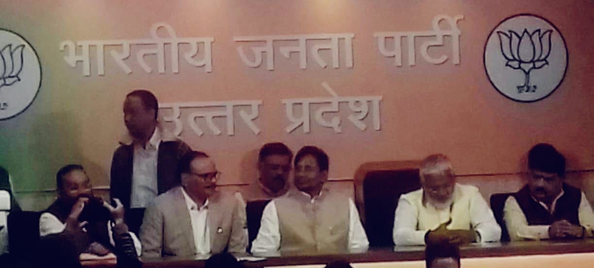 पूर्व मंत्री विनोद सिंह पूर्व MLA त्रिभुवन राम  BJP में शामिल, मछलीशहर से 187 वोटो से सांसदी हारे थे त्रिभुवन राम, स्वतंत्र देव की मौजूदगी में ली सदस्यता।