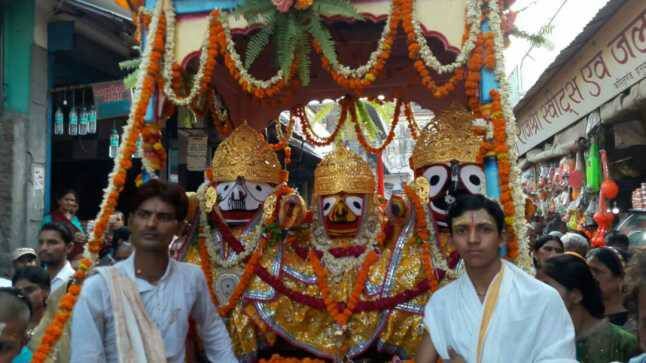 अयोध्या के आधा दर्जन मंदिर से धूम धाम से निकली रथयात्रा अयोध्या के आधा दर्जन मंदिर से धूम धाम से निकली रथयात्रा