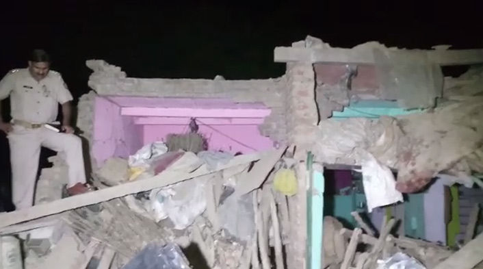 संदिग्ध पाउडर से घर में ब्लास्ट,2 बच्चों की मौत संदिग्ध पाउडर से घर में ब्लास्ट,2 बच्चों की मौत