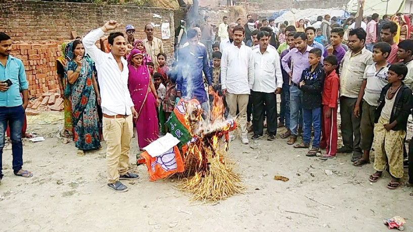 भाजपाइयों ने फूंका अपनी ही पार्टी का पुतला भाजपाइयों ने फूंका अपनी ही पार्टी का पुतला