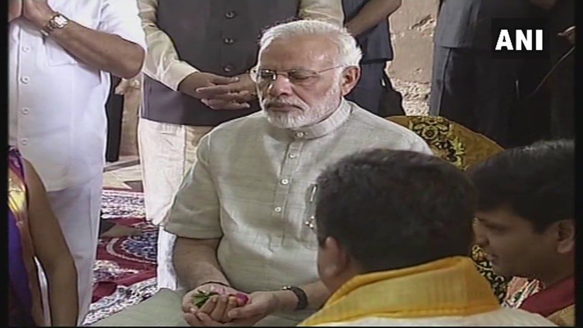 द्वारकाधीश मंदिर पहुंचकर PM मोदी ने की पूजा-अर्चना
