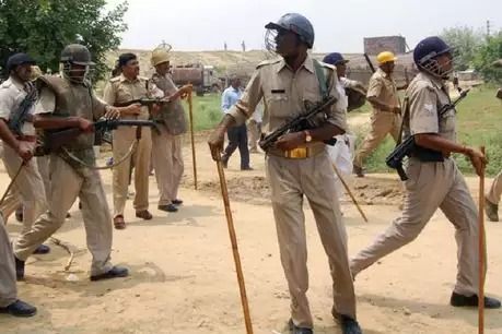 बरेली : कृष्ण जन्माष्टमी पर शोभायात्रा के दौरान पथराव, पांच घायल बरेली : कृष्ण जन्माष्टमी पर शोभायात्रा के दौरान पथराव, पांच घायल