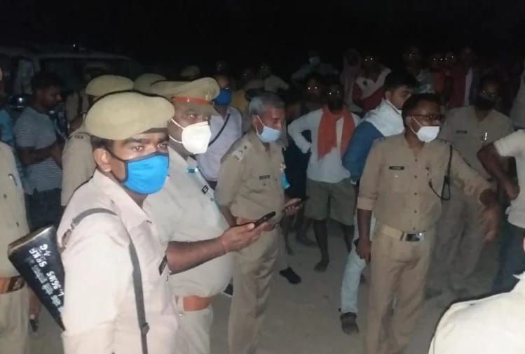 तेज रफ्तार सफारी की चपेट में आई शिक्षिका मौके पर मौत दो लोग गंभीर रूप से घायल तेज रफ्तार सफारी की चपेट में आई शिक्षिका मौके पर मौत दो लोग गंभीर रूप से घायल
