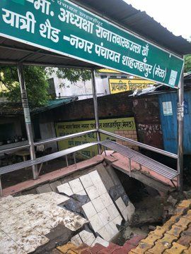 मेेरठ : किठौर के कस्बा शाहजहांपुर नंगर पंचायत में एक साल पहले लाखो की कीमत का बना यात्री शेड धराशयी, दीवार गिरने से राहगीर घायल