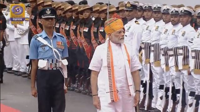 दिल्ली: प्रधानमंत्री नरेंद्र मोदी ने लाल किले में गार्ड ऑफ ऑनर का निरीक्षण किया वह शीघ्र ही राष्ट्र को संबोधित करेंगे।
