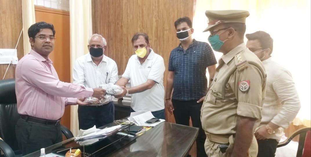 उद्यमी ने दिए एक हजार मास्क व सेनेटाईजर उद्यमी ने दिए एक हजार मास्क व सेनेटाईजर
