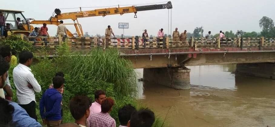 बाइक सवार को बचाने के चक्कर नहर में गिरी डीसीएम बाइक सवार को बचाने के चक्कर नहर में गिरी डीसीएम