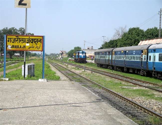 गजरौला स्टेशन पर ट्रैक पार करते समय ट्रेन से कटकर पति-पत्नी की मौत