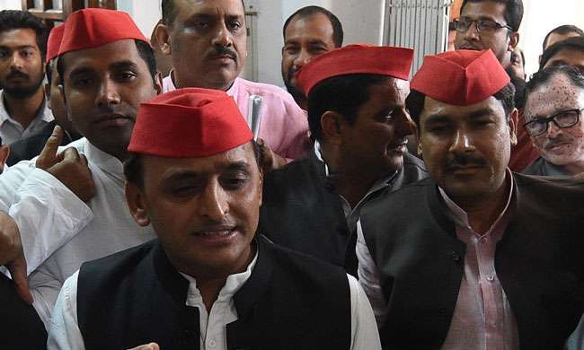 युवाओं के सपनों को तोड़ रहीं केंद्र व राज्य सरकारें : अखिलेश यादव युवाओं के सपनों को तोड़ रहीं केंद्र व राज्य सरकारें : अखिलेश यादव