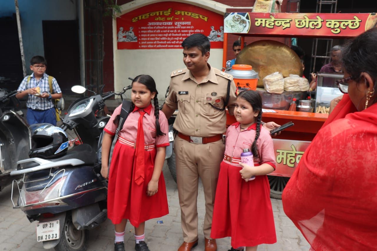 मुरादाबाद -थाना सिविल लाइन क्षेत्रान्तर्गत बोन्नी एन्ने पब्लिक स्कूल के सामने वाहन चेकिंग अभियान के दौरान स्कूली बच्चों ने एसएसपी के साथ फोटो खिंचवाने का अनुरोध किया।