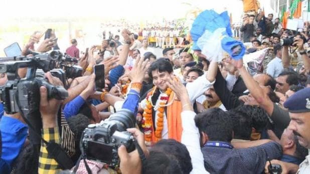 सिंधिया के स्वागत में एयरपोर्ट और बीजेपी दफ्तर में जुटी भारी भीड़ सिंधिया के स्वागत में एयरपोर्ट और बीजेपी दफ्तर में जुटी भारी भीड़