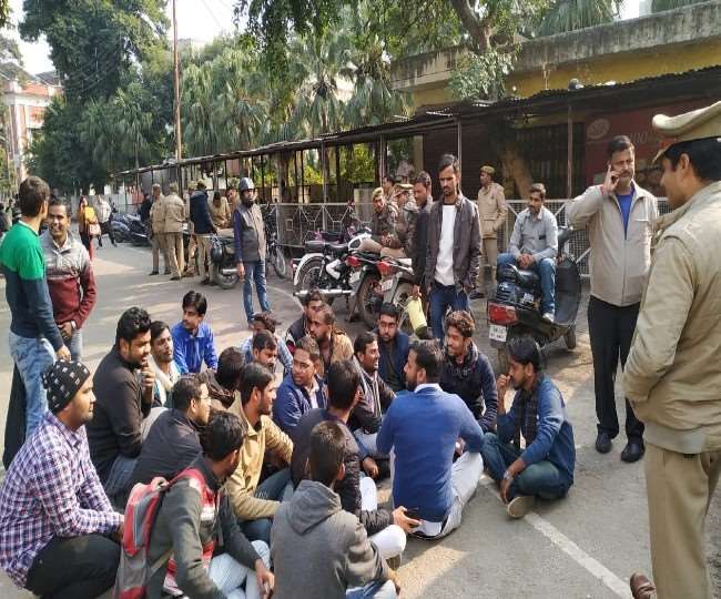 परीक्षा निरस्त किए जाने से आक्रोशित छात्रों ने द‍िया धरना, ये है मांग