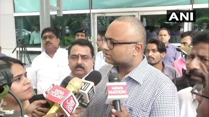 यह केवल मेरे पिता को नहीं बल्कि कांग्रेस पार्टी को निशाना बना रहा है। मैं विरोध करने के लिए जंतर मंतर जाऊंगा।