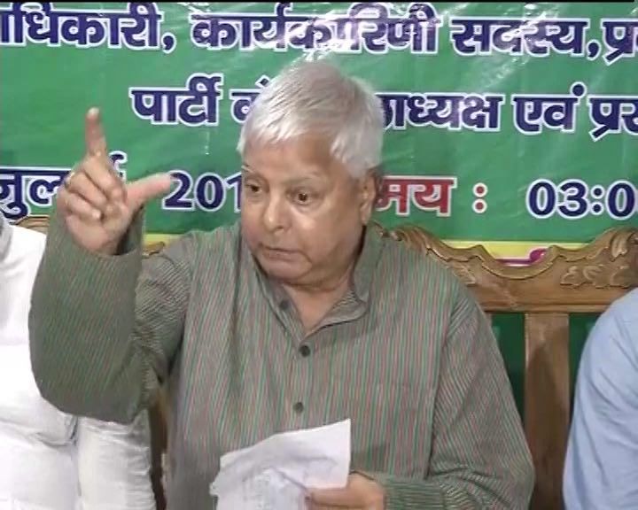 लालू की PCमें हंगामा, रिपब्लिक के पत्रकार से उलझने पर बेटे तेजस्वी को डांटा लालू की PCमें हंगामा, रिपब्लिक के पत्रकार से उलझने पर बेटे तेजस्वी को डांटा
