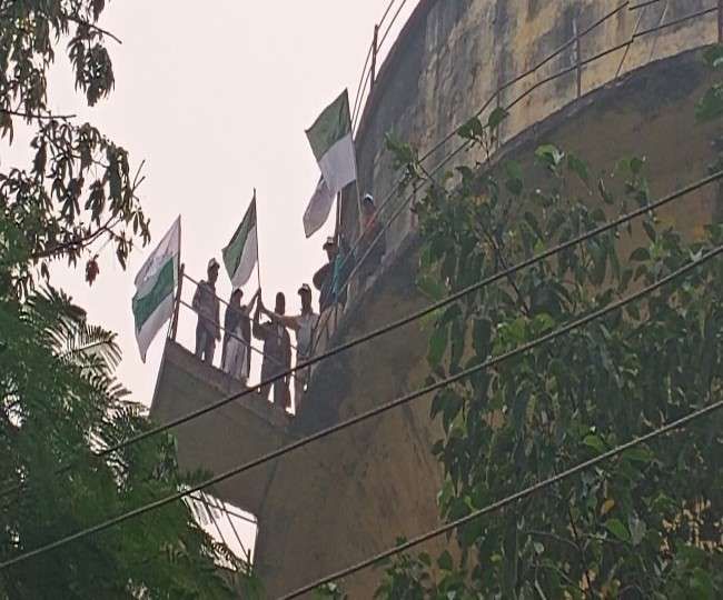 पानी की टंकी पर एक महिला समेत 7 लोगों का हाई-वोल्टेज ड्रामा पानी की टंकी पर एक महिला समेत 7 लोगों का हाई-वोल्टेज ड्रामा