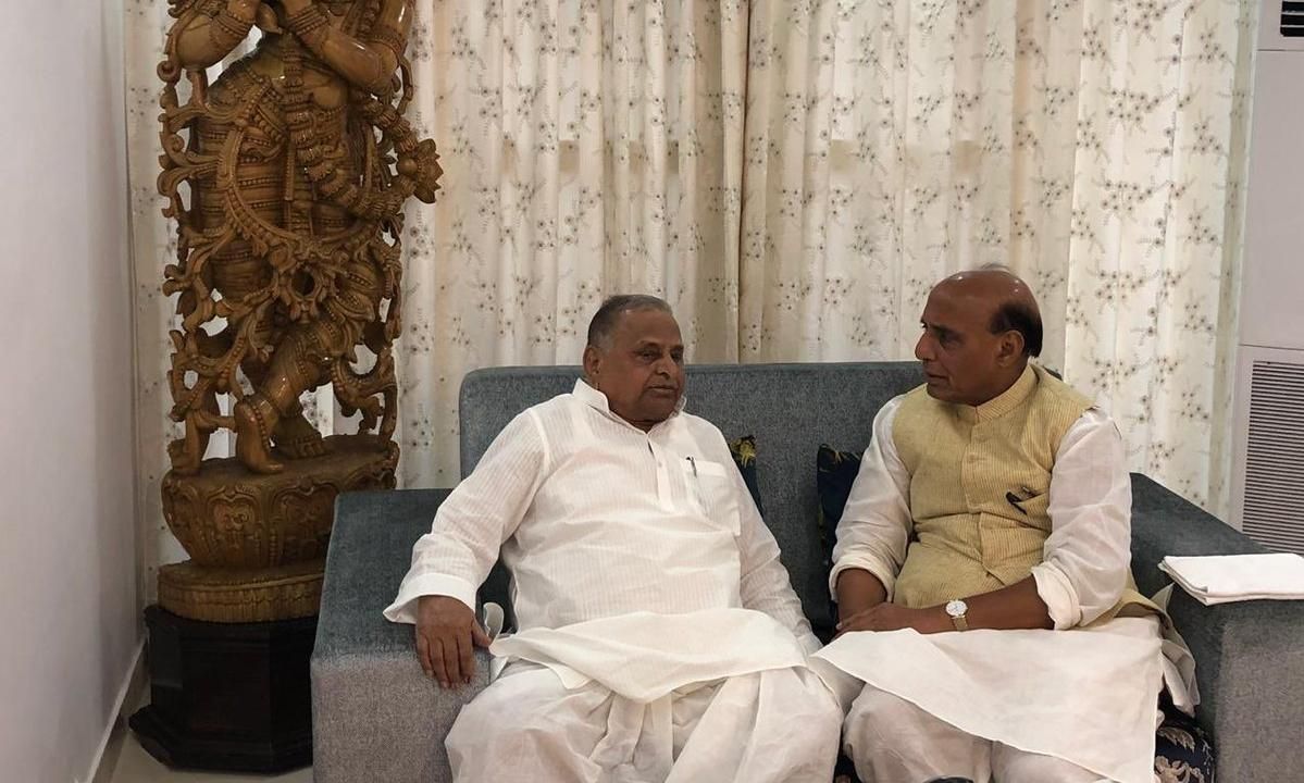 गृह मंत्री राजनाथ सिंह ने आज यूपी के पूर्व सीएम और सपा नेता मुलायम सिंह यादव से लखनऊ में उनके आवास पर मुलाकात की। स्वास्थ्य के बारे में कुशल क्षेम पूछी