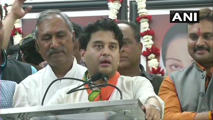 भोपाल में सिंधिया पर हुआ जानलेवा हमला, गाड़ी पर पत्थर बरसाए गए
