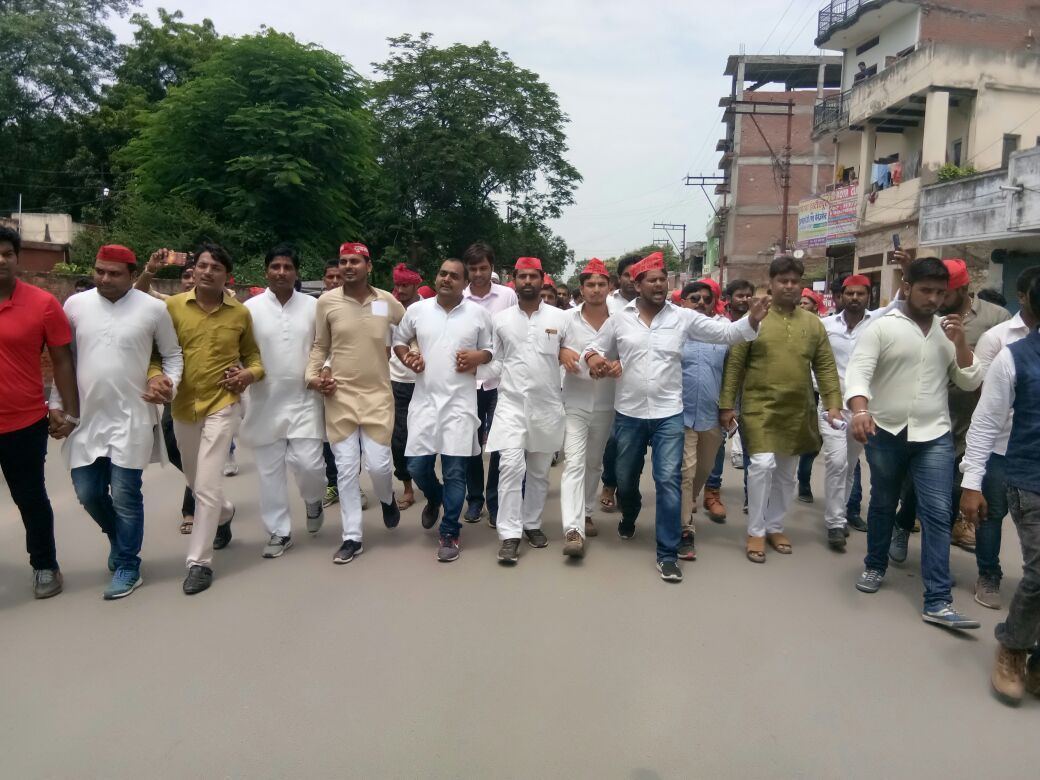 चंदवक में घर में घुसकर रेप के प्रयास का मामला,सपा कार्यकर्ताओं ने SP आवास का किया घेराव चंदवक में घर में घुसकर रेप के प्रयास का मामला,सपा कार्यकर्ताओं ने SP आवास का किया घेराव