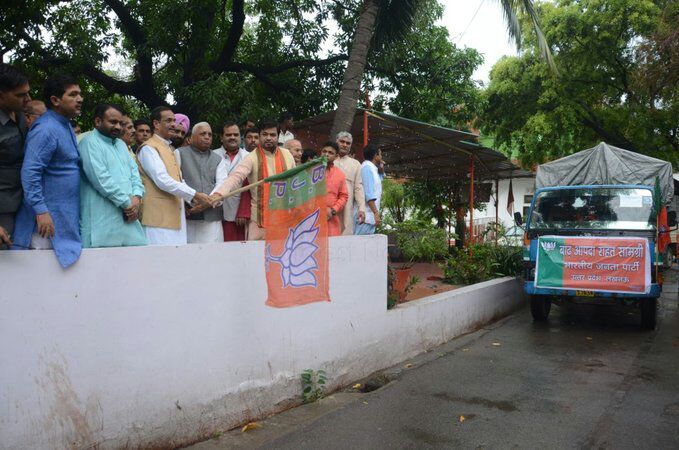लखनऊ : डिप्टी CM दिनेश शर्मा ने BJP कार्यालय से बाढ़ पीड़ितों के लिए राहत सामग्री भरी गाड़ियों को हरी झंडी दिखाकर किया रवाना लखनऊ : डिप्टी CM दिनेश शर्मा ने BJP कार्यालय से बाढ़ पीड़ितों के लिए राहत सामग्री भरी गाड़ियों को हरी झंडी दिखाकर किया रवाना
