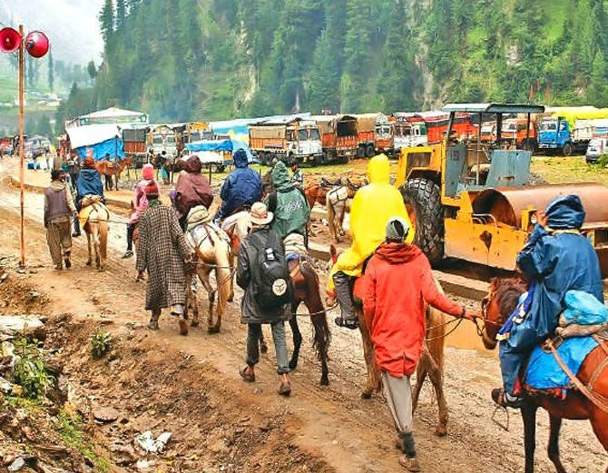 पत्थरबाजों-आतंकियों ने रोजी छीनी, यात्रा चलेगी तो हमारे घर चलेंगे: कश्मीरी बोले पत्थरबाजों-आतंकियों ने रोजी छीनी, यात्रा चलेगी तो हमारे घर चलेंगे: कश्मीरी बोले