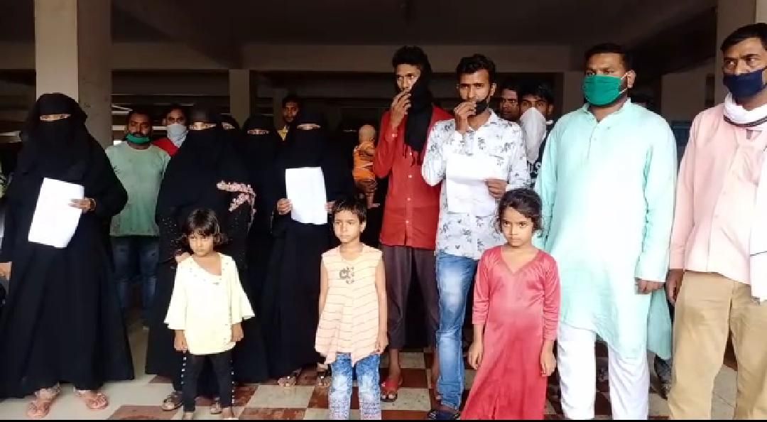 फत्तनपुर गाँव की महिलायं, नन्हें बच्चों संग 70 किमी दूर कलेक्ट्रेट पहुँच कर प्रशासन से न्याय की गुहार लगायी फत्तनपुर गाँव की महिलायं, नन्हें बच्चों संग 70 किमी दूर कलेक्ट्रेट पहुँच कर प्रशासन से न्याय की गुहार लगायी
