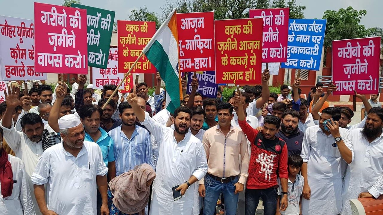 रामपुर : आज़म के पीड़ितों ने रोका समाजवादी पार्टी के 21 विधायको का काफिला। समाजवादी पार्टी का चेहरा बेनकाब  फैसल लालारामपुर की सड़कों पर आज़म के खिलाफ मुसलमानो का ज़बरदस्त हंगामा।