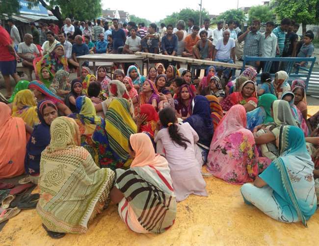 प्रतापगढ़ में सगे भाइयों की हत्या के बाद अभी भी तनाव, 12 घंटे से सड़क जाम प्रतापगढ़ में सगे भाइयों की हत्या के बाद अभी भी तनाव, 12 घंटे से सड़क जाम