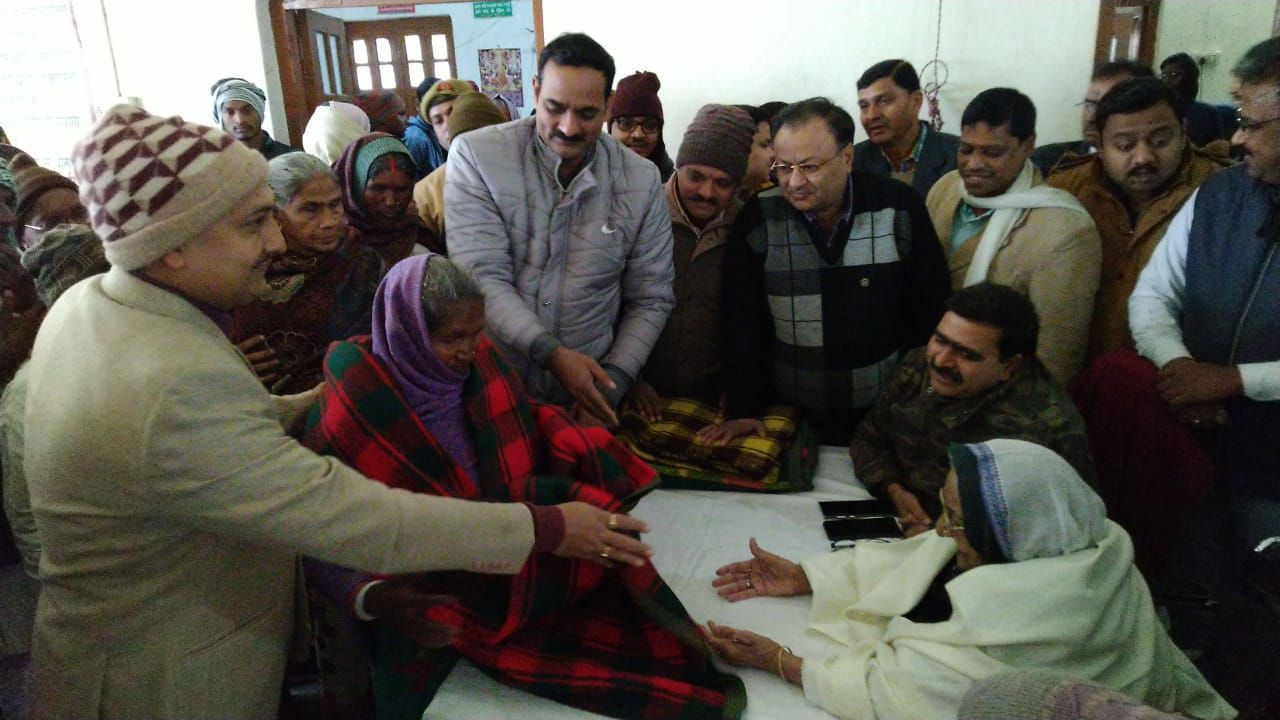 नि:शुल्क नेत्र परीक्षण शिविर में चश्मा वितरित किया गया