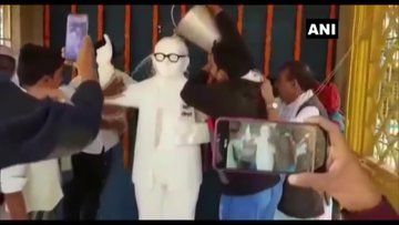 बिहार: केंद्रीय मंत्री गिरिराज सिंह द्वारा बेगूसराय में बीआर अंबेडकर की प्रतिमा को माला चढ़ाने के बाद CPI  और RJD के कार्यकर्ताओं ने बीआर अंबेडकर की मूर्ति को धोया