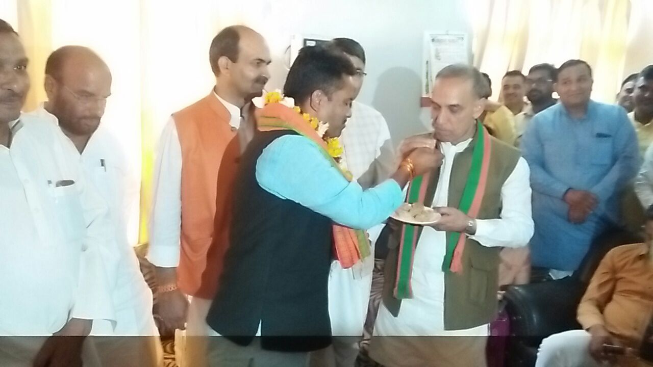 बागपत  - रालोद को लगा बड़ा झटका बागपत के जिलाध्यक्ष ठाकुर प्रदीप सिंह ने थामा भाजपा का दामन