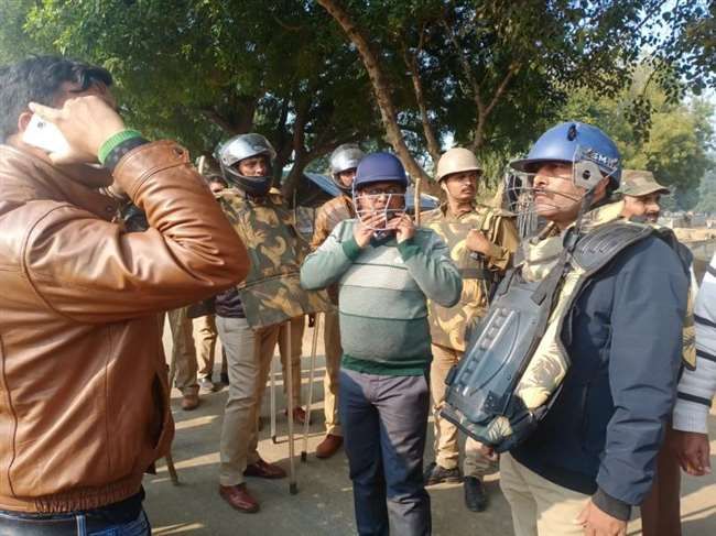 पुलिस टीम पर हमला, पथराव व फायरिंग में कई पुलिसकर्मी चोटिल