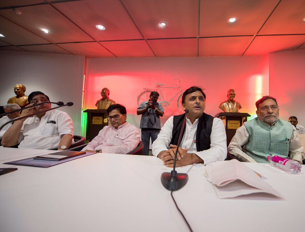 भाजपा सरकार जनता को आतंकित करने में लगी हैैं : अखिलेश भाजपा सरकार जनता को आतंकित करने में लगी हैैं : अखिलेश