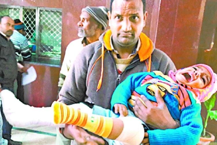 टूटा था बायां पैर चढ़ा दिया दाएं पर प्लास्टर, शिकायत की तो बोला डॉक्टर हम हैं या तुम