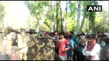 सहारनपुर में सहारनपुर-अंबाला हाईवे पर बड़ी संख्या में प्रवासी मजदूर प्रदर्शन कर रहे हैं। ये सभी मजदूर बिहार लौटने के लिए एक विशेष ट्रेन की मांग कर रहे हैं। घटनास्थल पर पुलिस तैनात कर दी गई है।