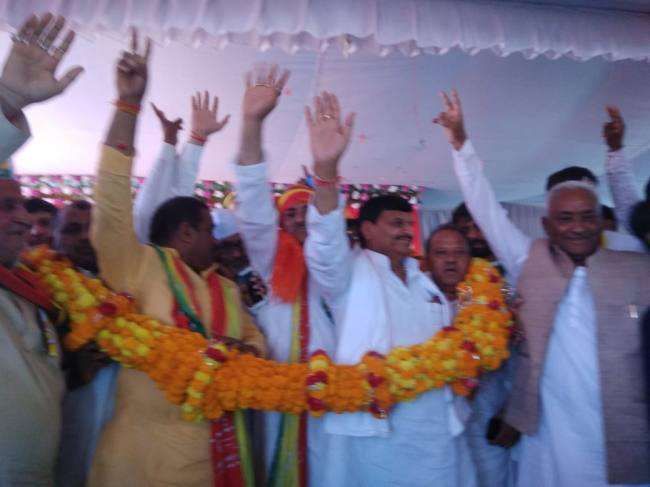 शिवपाल ने कहा-अखिलेश ने मायावती के पैरों पर डाला समाजवाद शिवपाल ने कहा-अखिलेश ने मायावती के पैरों पर डाला समाजवाद